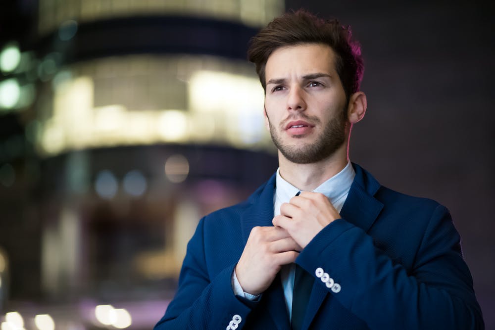 Un hombre vestido con traje azul. | Foto: Pexels
