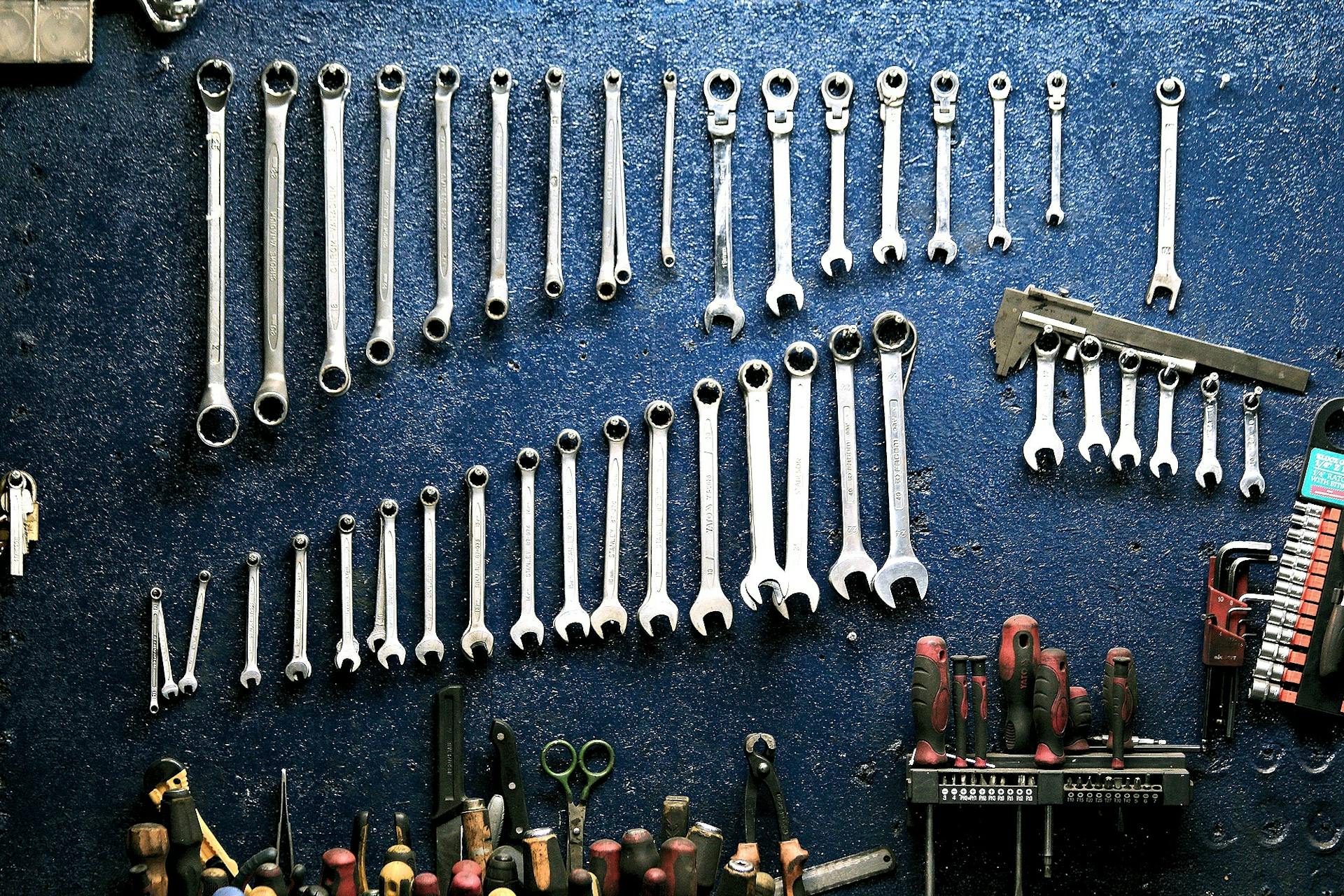 A wall of tools in a garage | Source: Pexels
