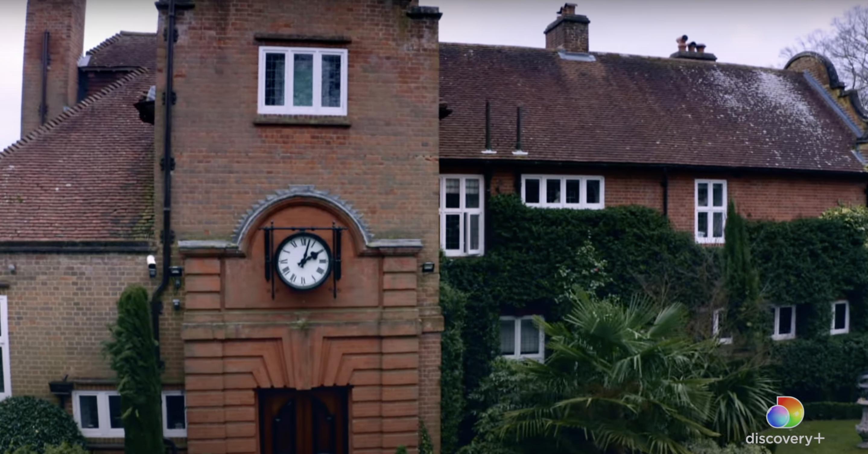 The exterior of the Osbourne family home in Buckinhamshire, United Kingdom, as posted on October 3, 2022 | Source: YouTube/discovery plus