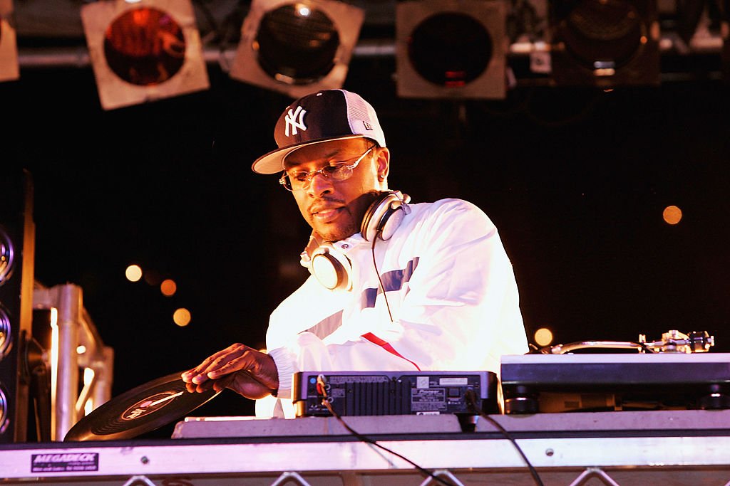DJ Jazzy Jeff joines Willl Smith on stage at the rainy premiere of "I,Robot" at Fox Studios July 19, 2004. | Photo: Getty Images