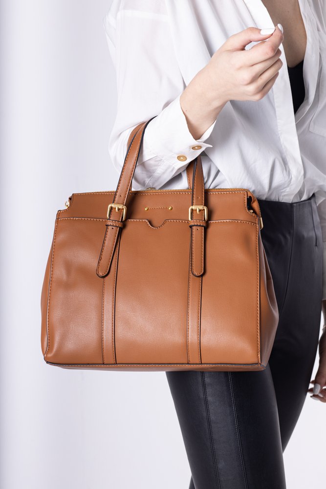 Mujer con bolso marrón. | Foto: Shutterstock. Mujer con bolso marrón. | Foto: Shutterstock.
