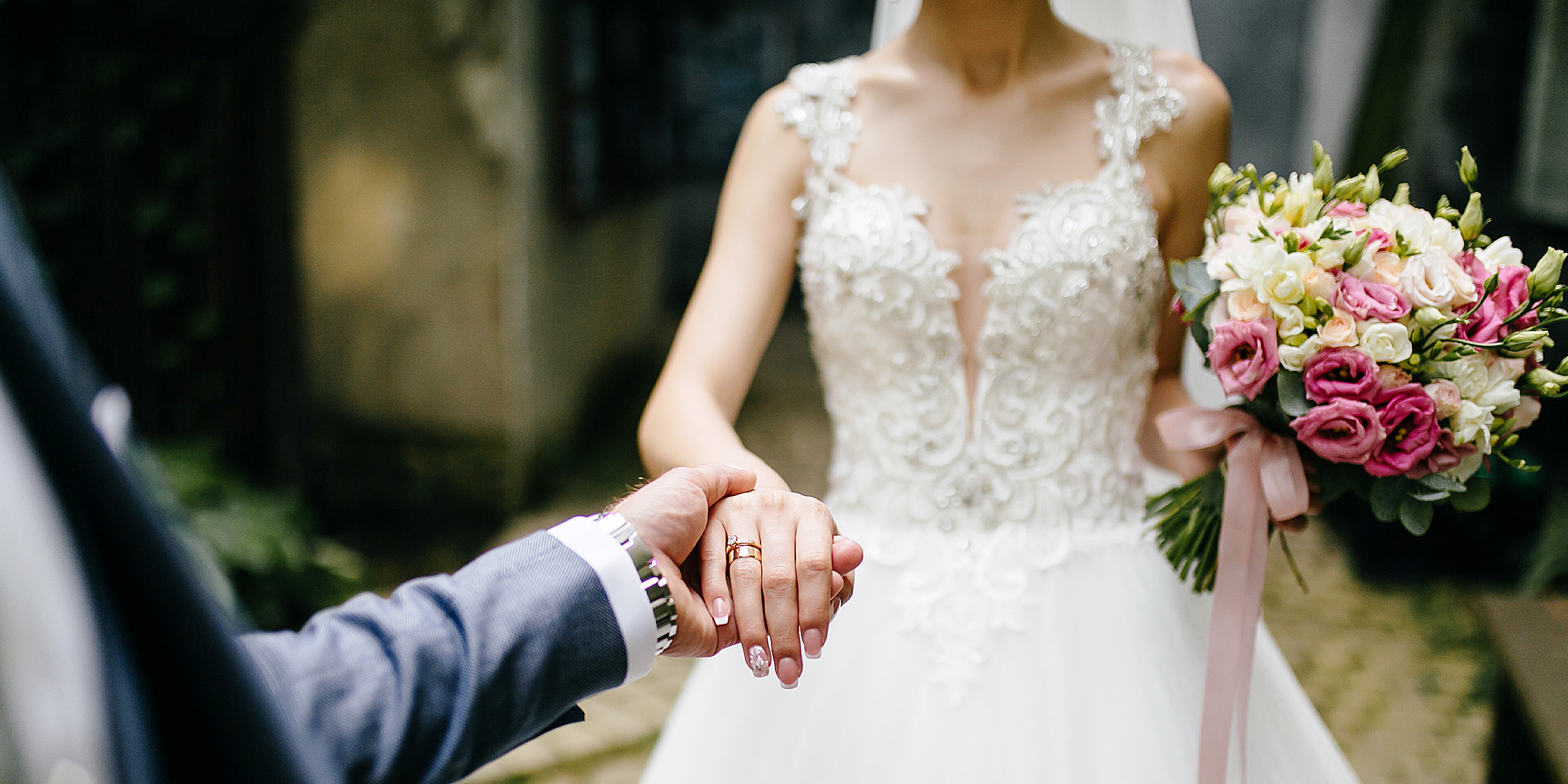 A groom holding a bride's hand | Source: Freepik