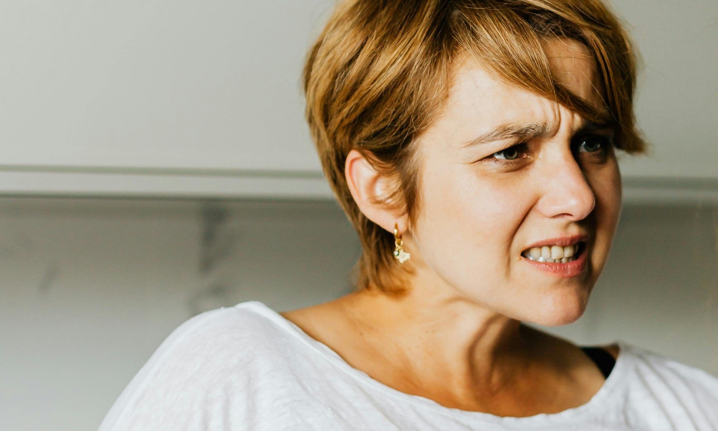 A woman in a kitchen reacts angrily | Source: Pexels