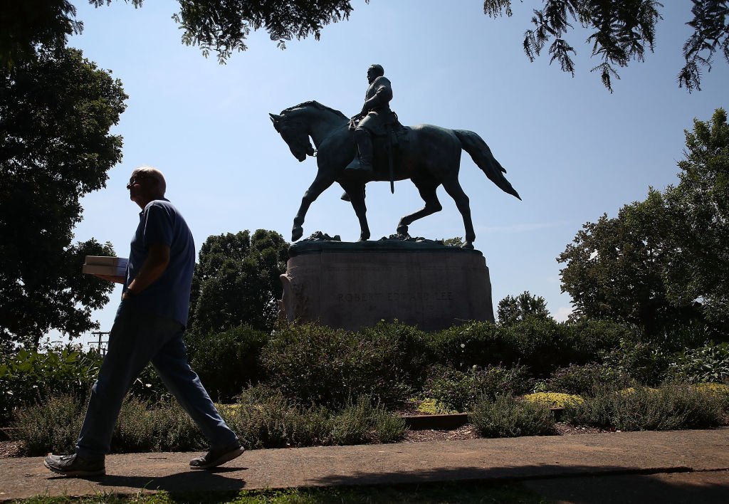 The statue of Confederate Gen. Robert E. Lee stands in the center of the renamed Emancipation Park on August 22, 2017 | Photo: Getty Images
