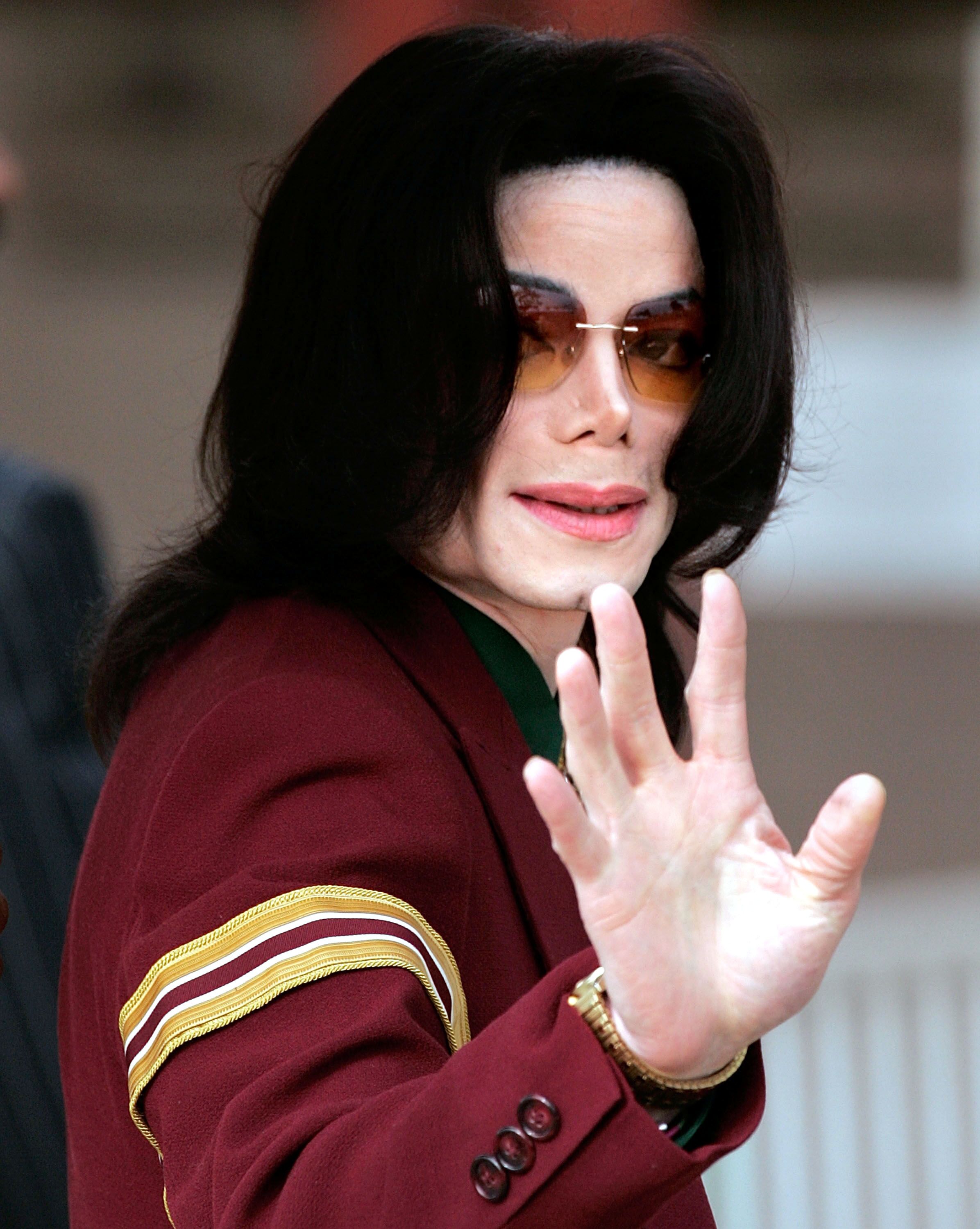 Michael Jackson arrives at the Santa Maria Superior Court for testimony during the third week of his child molestation trial March 17, 2005 in Santa Maria, California | Photo: Getty Images