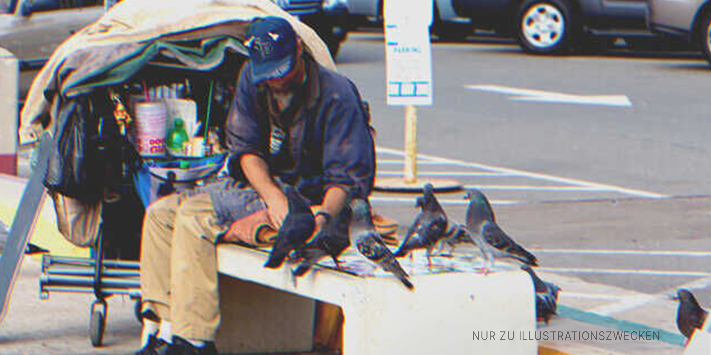 Ein obdachloser Mann sitzt auf einer Bank. | Quelle: Shutterstock