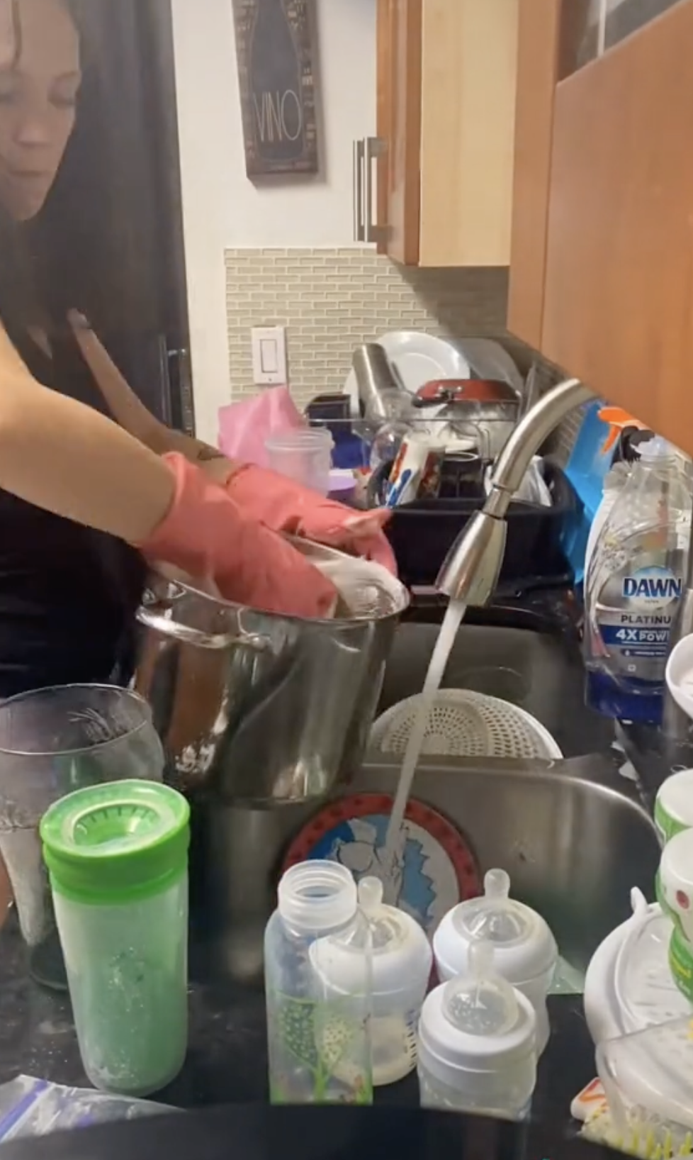 Sierra Nicole is pictured washing the dishes. | Source: tiktok.com/@sierra_not_ciara