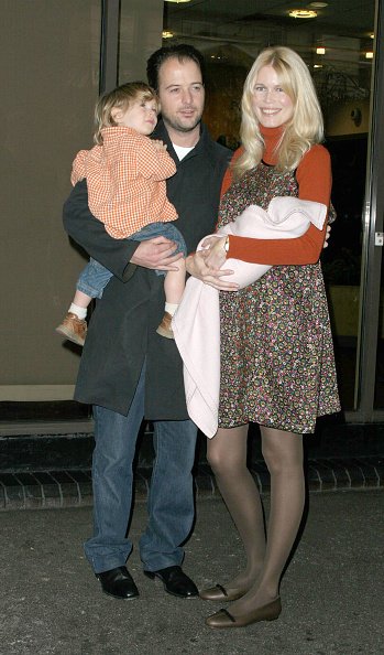 Claudia Schiffer, Ehemann Matthew Vaughn, Sohn Caspar and neugeborene Tochter Clementine vor dem Krankenhaus | Quelle: Getty Images