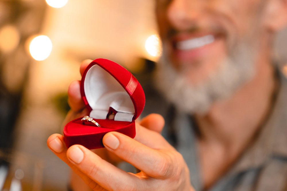Hombre proponiendo matrimonio. | Foto: Shutterstock