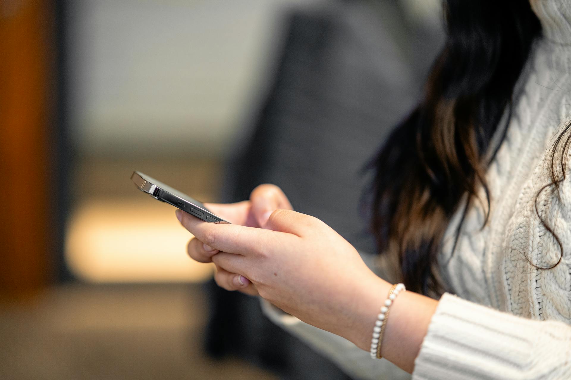 A woman using her phone | Source: Pexels