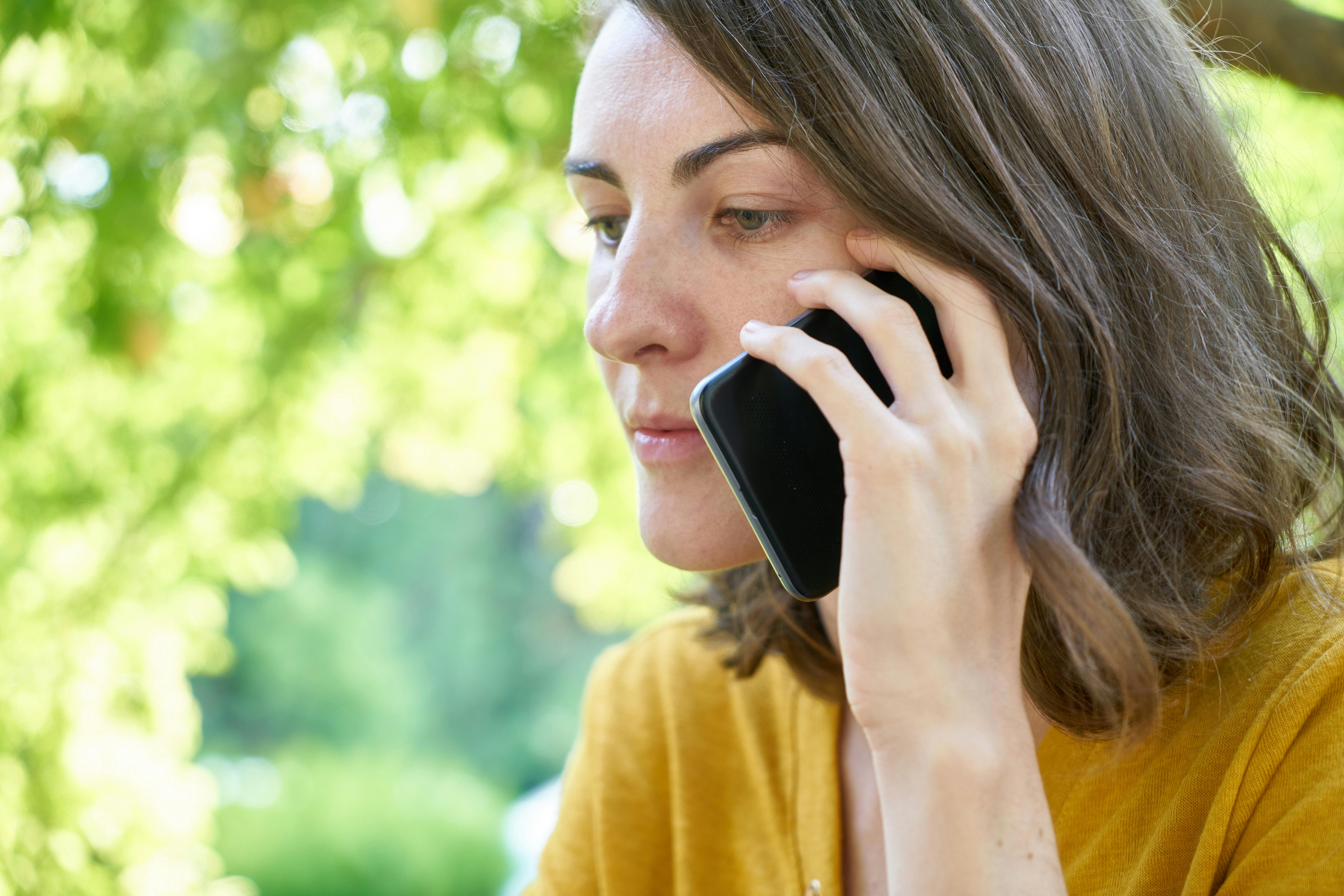 Serious woman on her phone | Source: Pexels