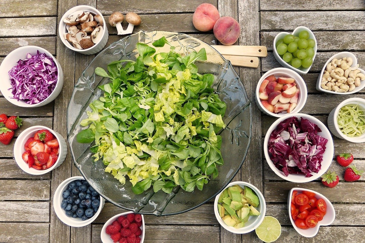 A table decorated with bowls of fresh fruit and vegetables | Photo: Pixabay/silviarita