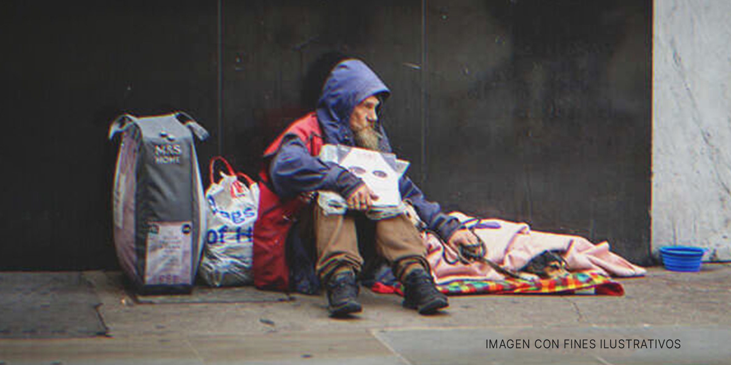 Hombre sin hogar sentado en el pavimento. | Foto: Shutterstock