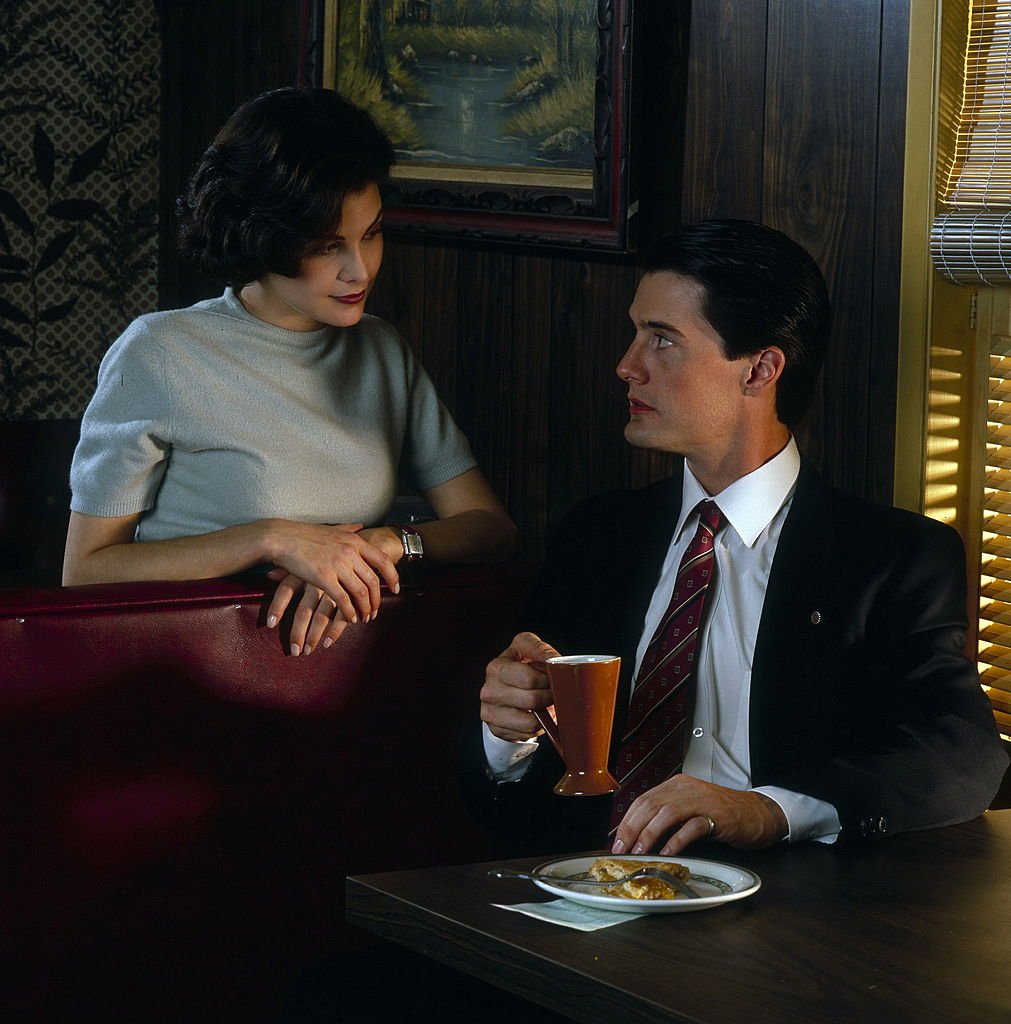 Sherilyn Fenn and Kyle MacLachlan on the sets of Twin Peaks on November 20, 1989 | Source: Getty Images
