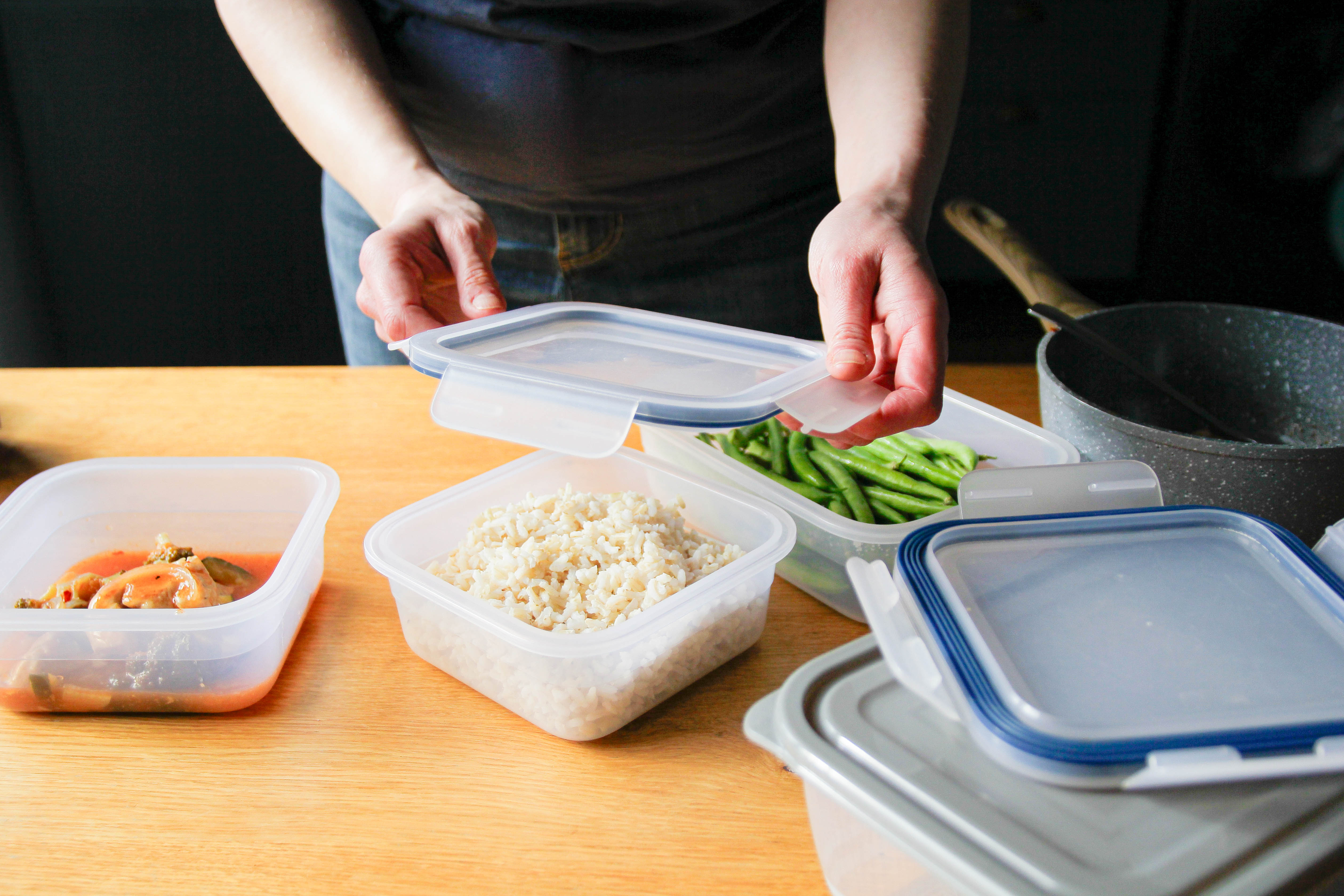 A man putting away leftovers | Source: Getty Images