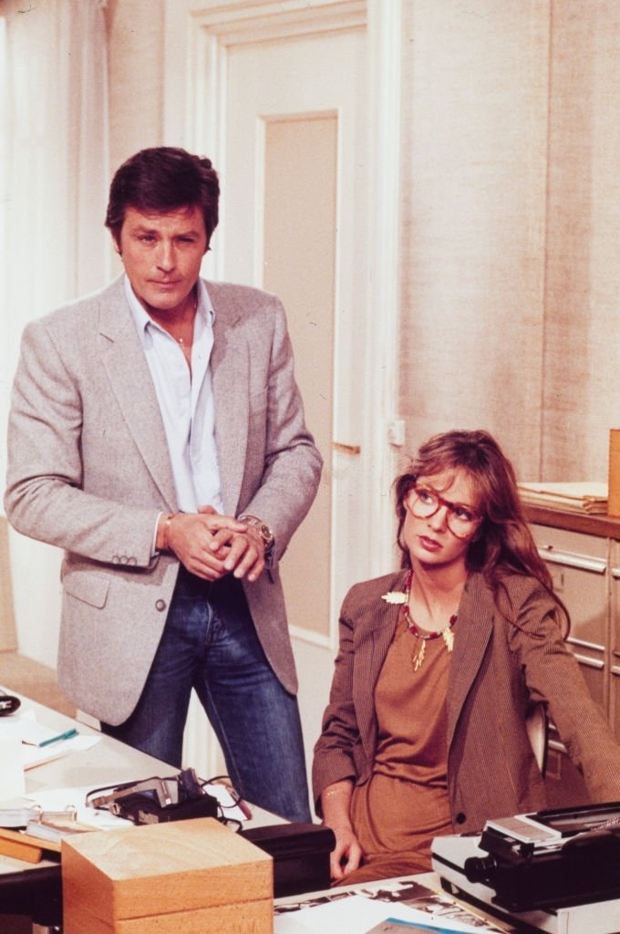Alain Delon et Anne Parillaud sur le tournage du film "Le Battant" en 1983, France. | Photo : Getty Images
