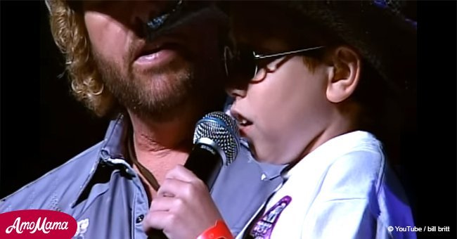 Country star invited sick boy on stage to sing tear jerking duet with him