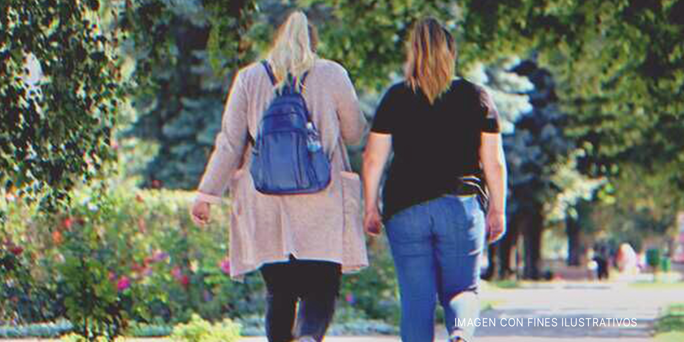 Dos mujeres caminando juntas. | Foto: Shutterstock
