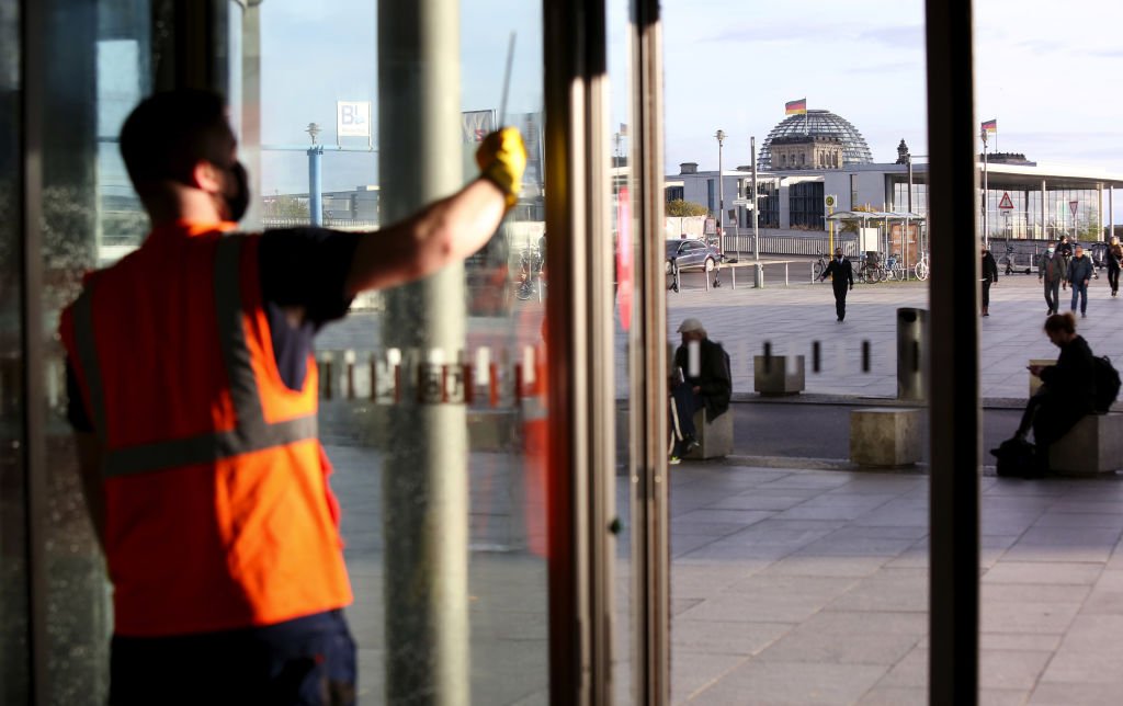 Un employé qui nettoie des vitres. | source : Getty Images