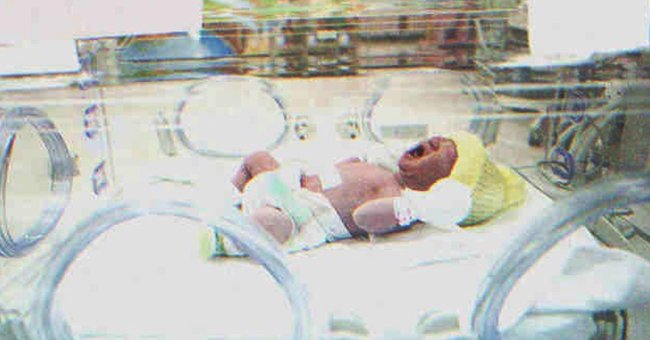 Bebé recien nacido en una incubadora. | Foto: Shutterstock