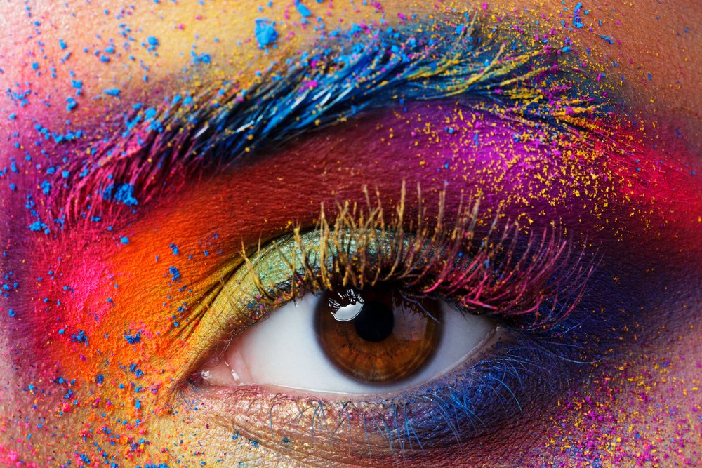 Close-up de ojo femenino con maquillaje multicolor. Fuente: Shutterstock