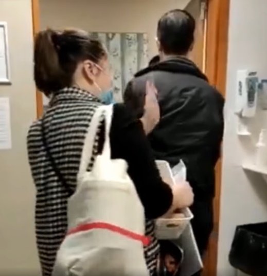 Los padres se despiden del personal con su bebé dado de alta. | Foto: Captura de Facebook.com/elmundo