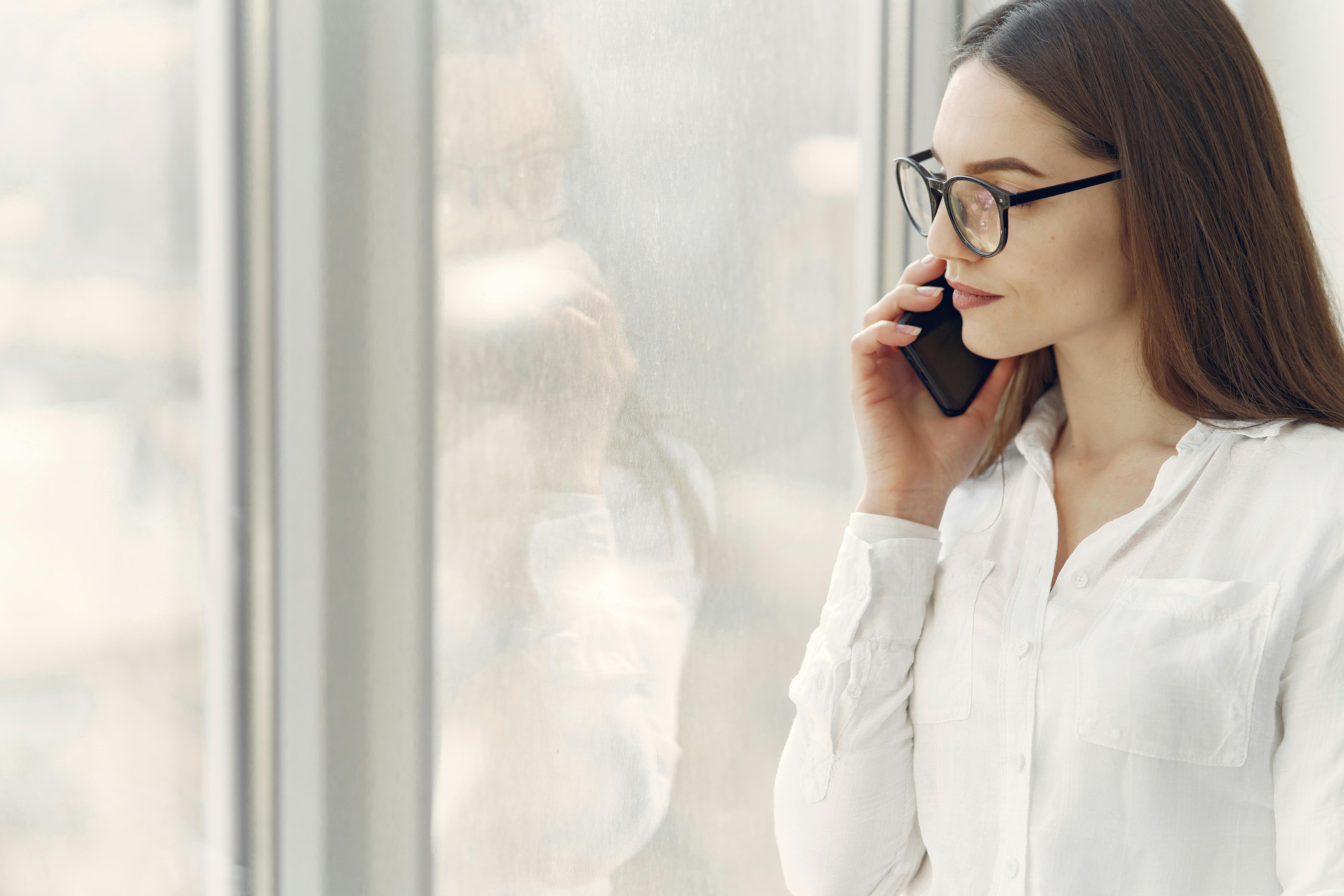 A woman on a phone call | Source: Pexels