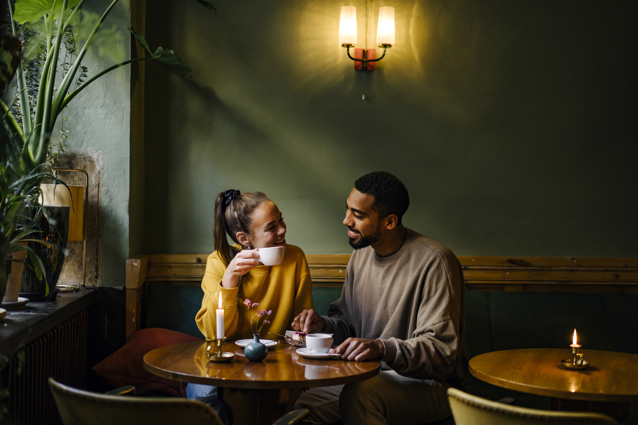 Man and woman in a coffee shop | Source: Getty Images