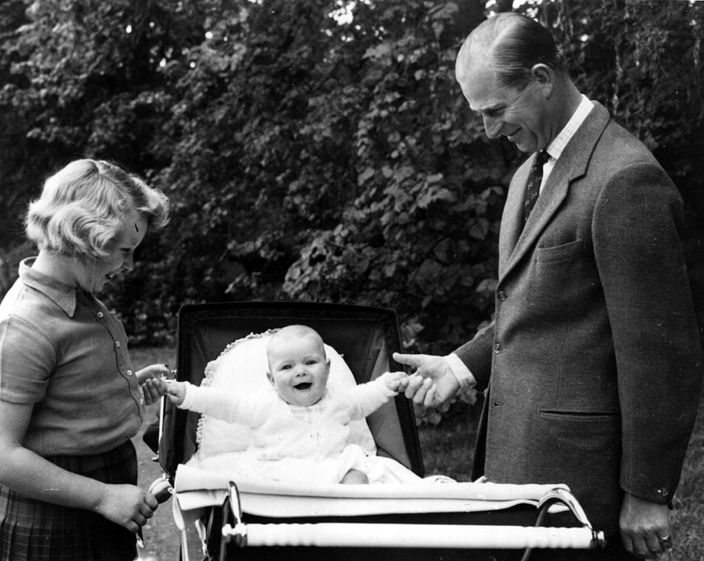 El príncipe Philip y la princesa Anne sostienen las manos del príncipe Andrew. | Foto: Getty Images.