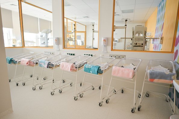 Une ligne de lits pour bébés et de poussettes qui attendent d'accueillir les nouveau-nés dans un nouveau Centre de Maternité et de Médecine Féminine, ouvert à Cracovie | Photo : Getty Images Une ligne de lits pour bébés et de poussettes qui attendent d'accueillir les nouveau-nés dans un nouveau Centre de Maternité et de Médecine Féminine, ouvert à Cracovie | Photo : Getty Images