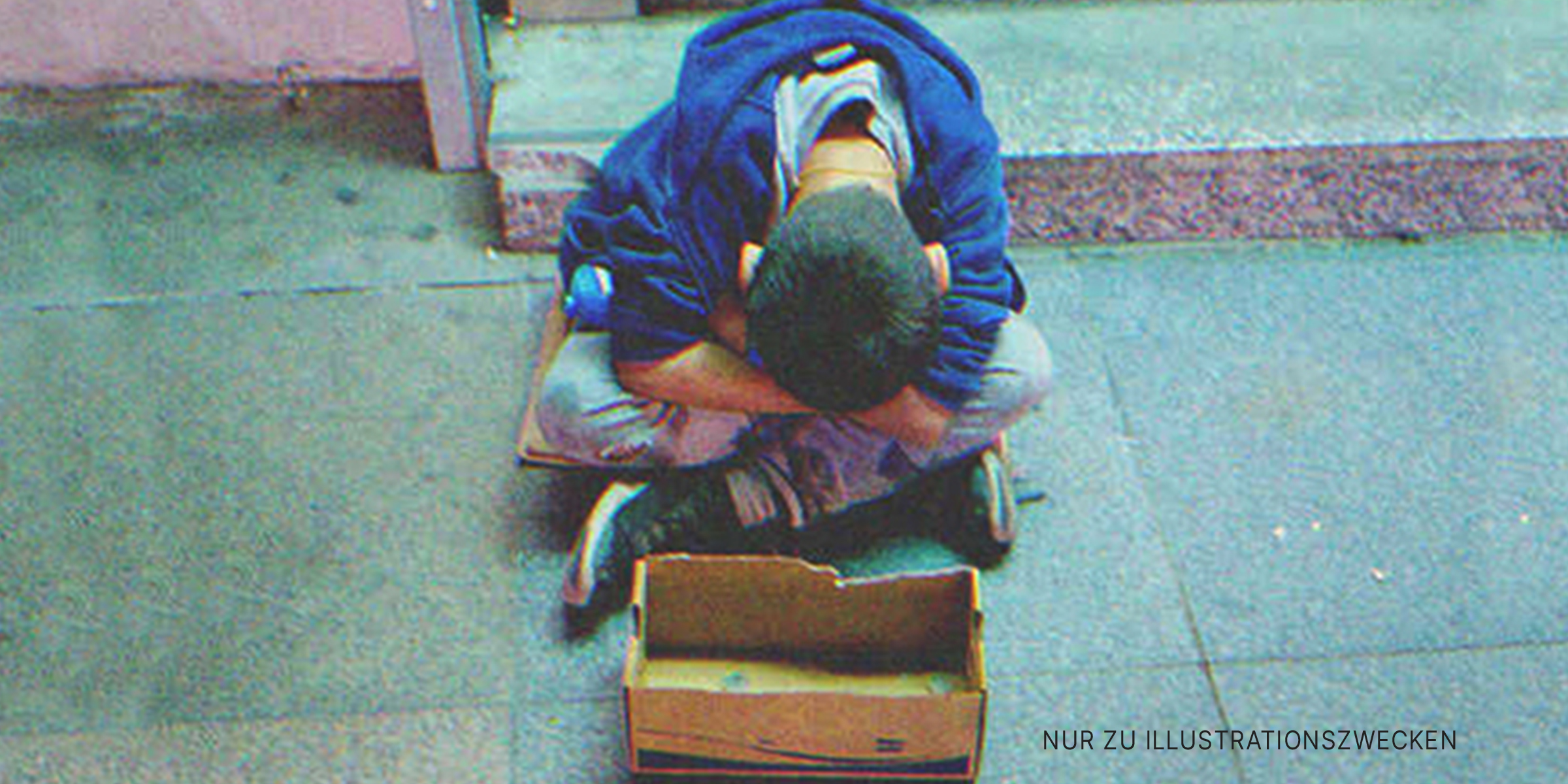 Junge sitzt auf dem Boden | Quelle: Imagebb