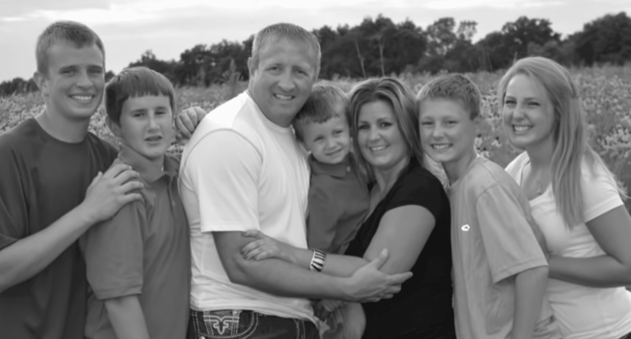 David Schmitz mit seiner Familie. | Quelle: Youtube.com/star1025