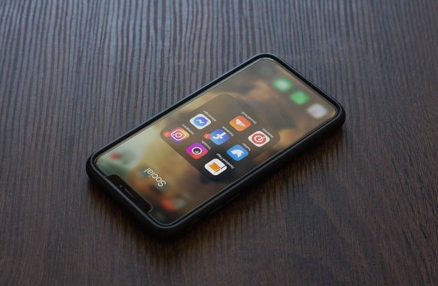 Un smartphone avec Facebook Messenger | Photo : Unsplash