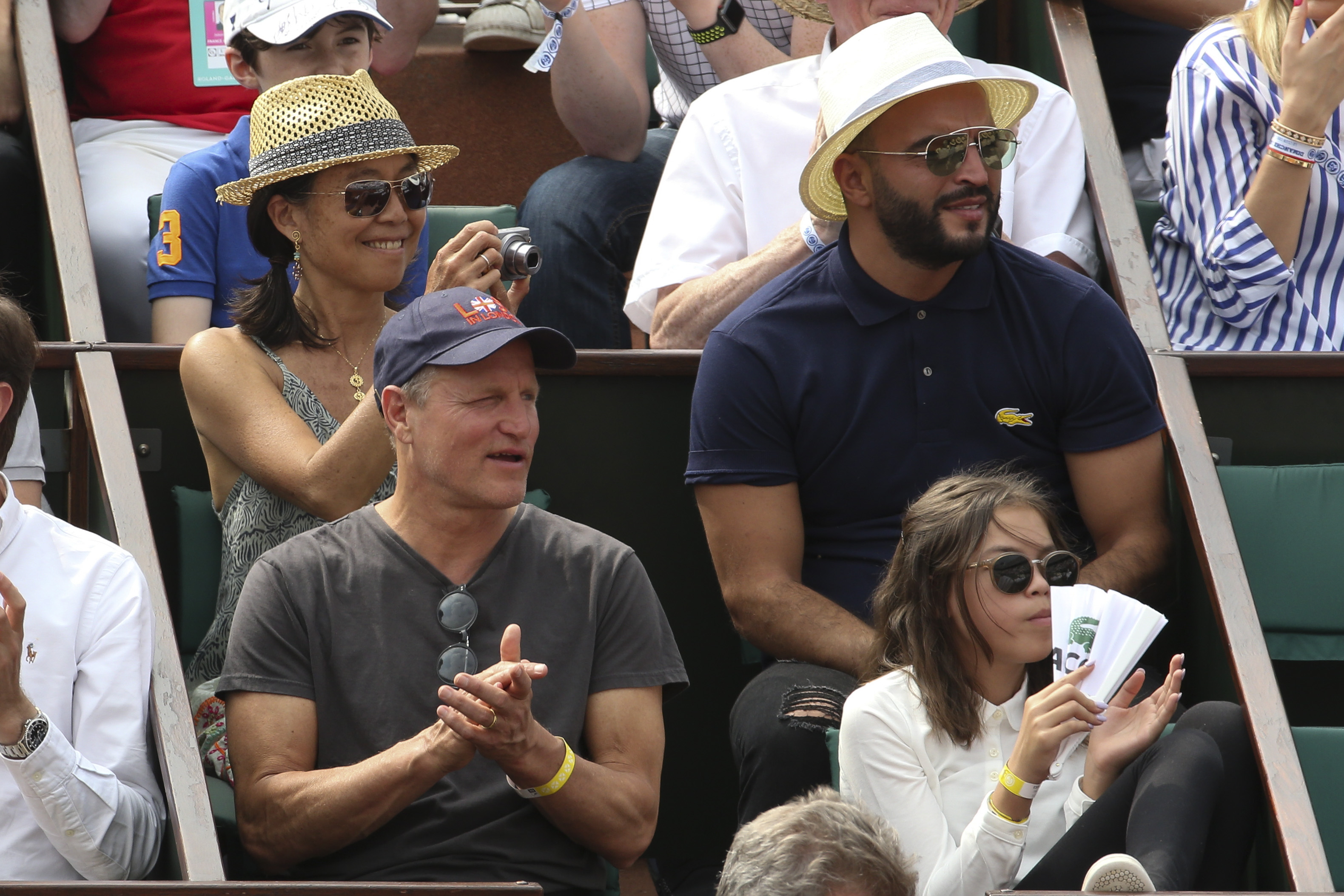 Woody Harrelson, Laura Louie y Makani Harrelson en la final masculina del Abierto de Francia 2018 en el estadio Roland Garros el 10 de junio de 2018, en París, Francia. | Foto: Getty Images