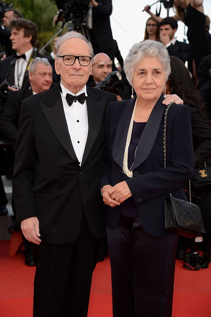 El compositor Ennio Morricone y su esposa Maria el 18 de mayo de 2012 en Cannes, Francia. | Foto: Getty Images