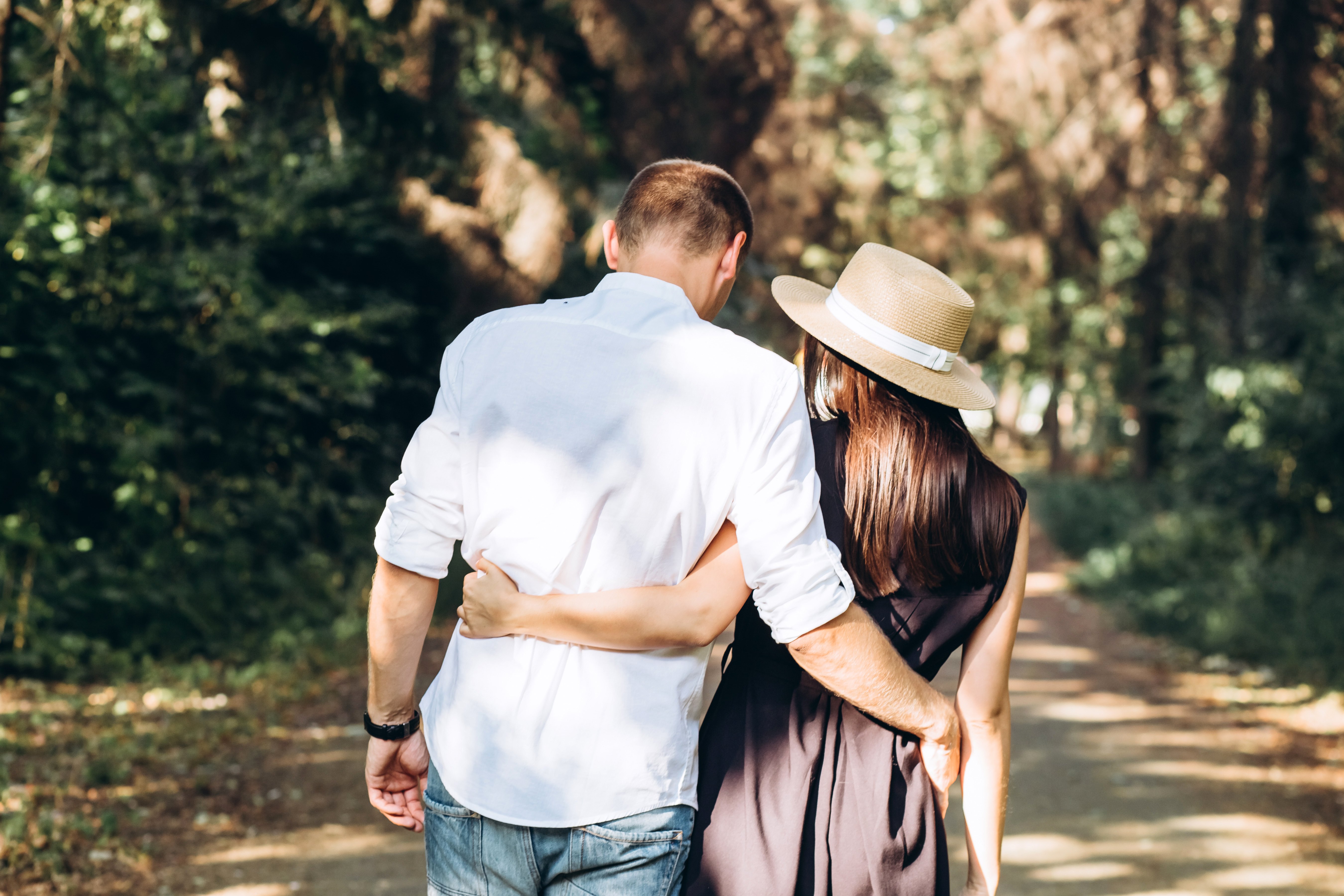 Joven pareja abrazándose. | Foto: Shutterstock