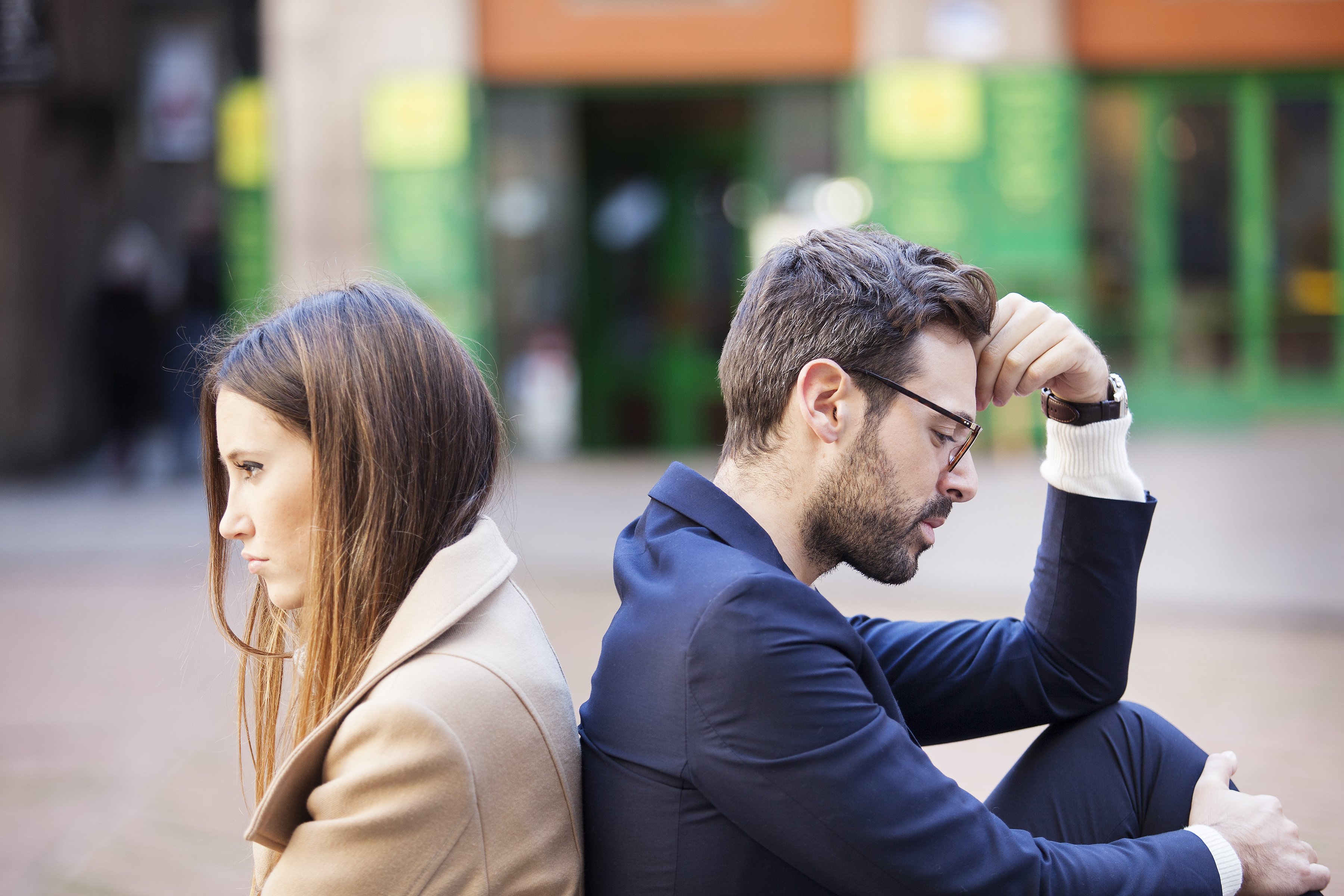Hombre y mujer en desacuerdo. | Foto: Shutterstock