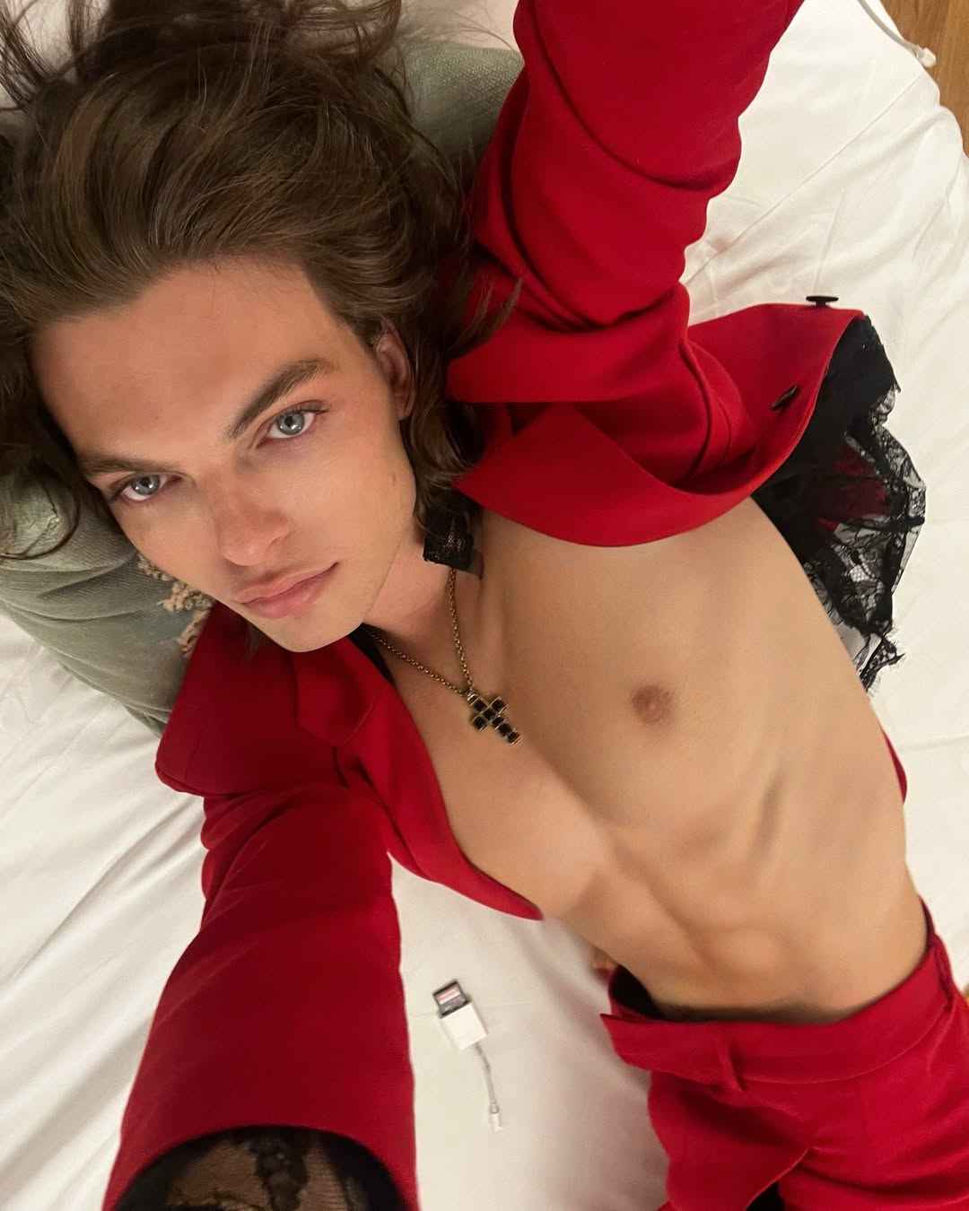 Damian Hurley poses for a selfie, shared on 27 May 2025. | Source: Instagram/damianhurley1