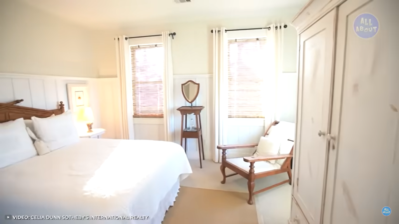 Sandra Bullocks Hauptschlafzimmer in ihrem Haus in Georgia | Quelle: YouTube/ALLABOUT