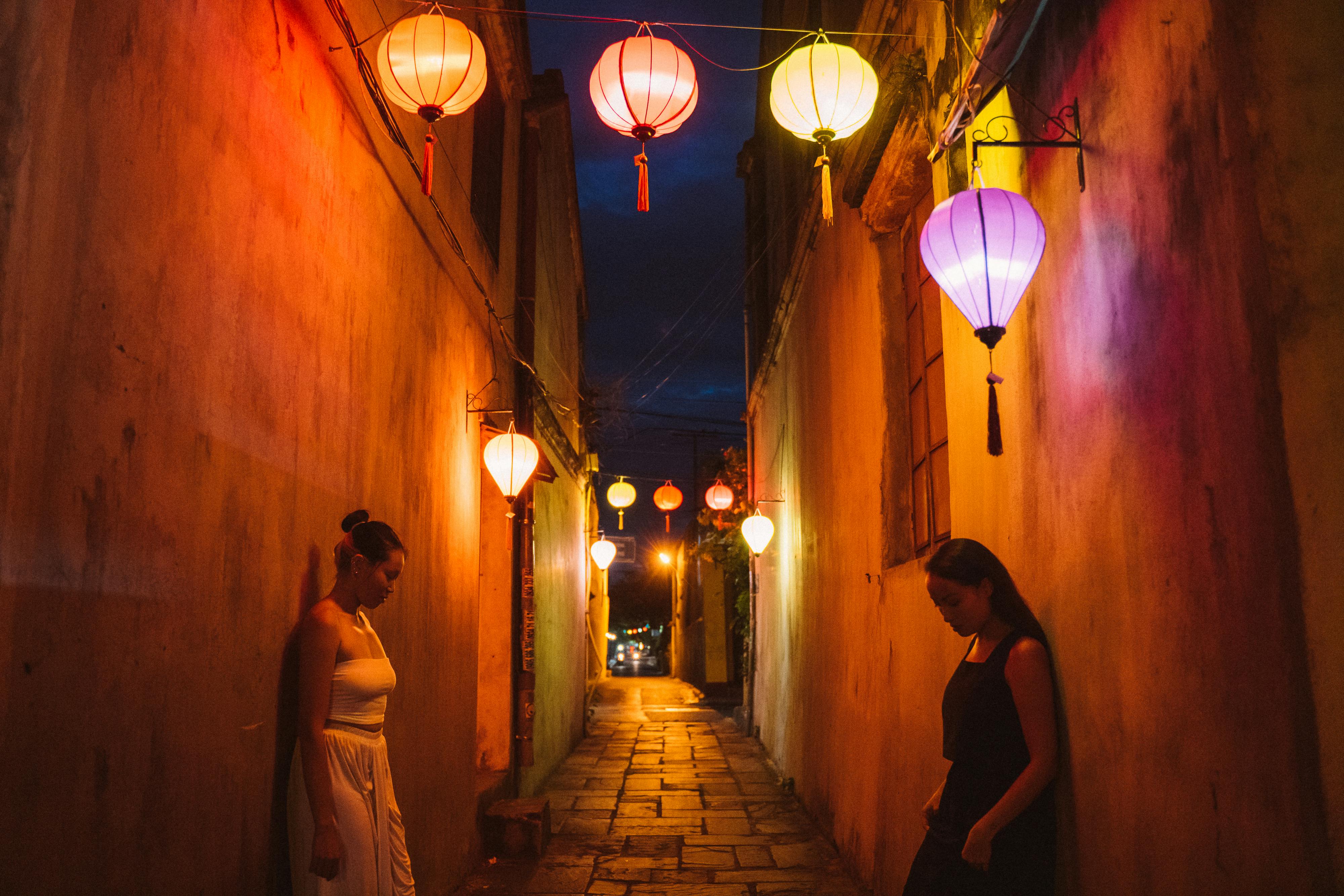 Two women in a deserted alley | Source: Pexels