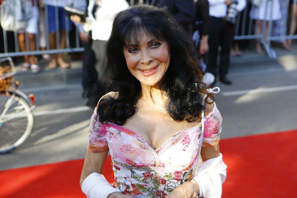 Dunja Rajter posiert bei den 13. Nibelungen-Festspielen für die Kameras auf dem roten Teppich. (Foto von Michael Debets / Pacific Press) I Quelle: LightRocket über Getty Images