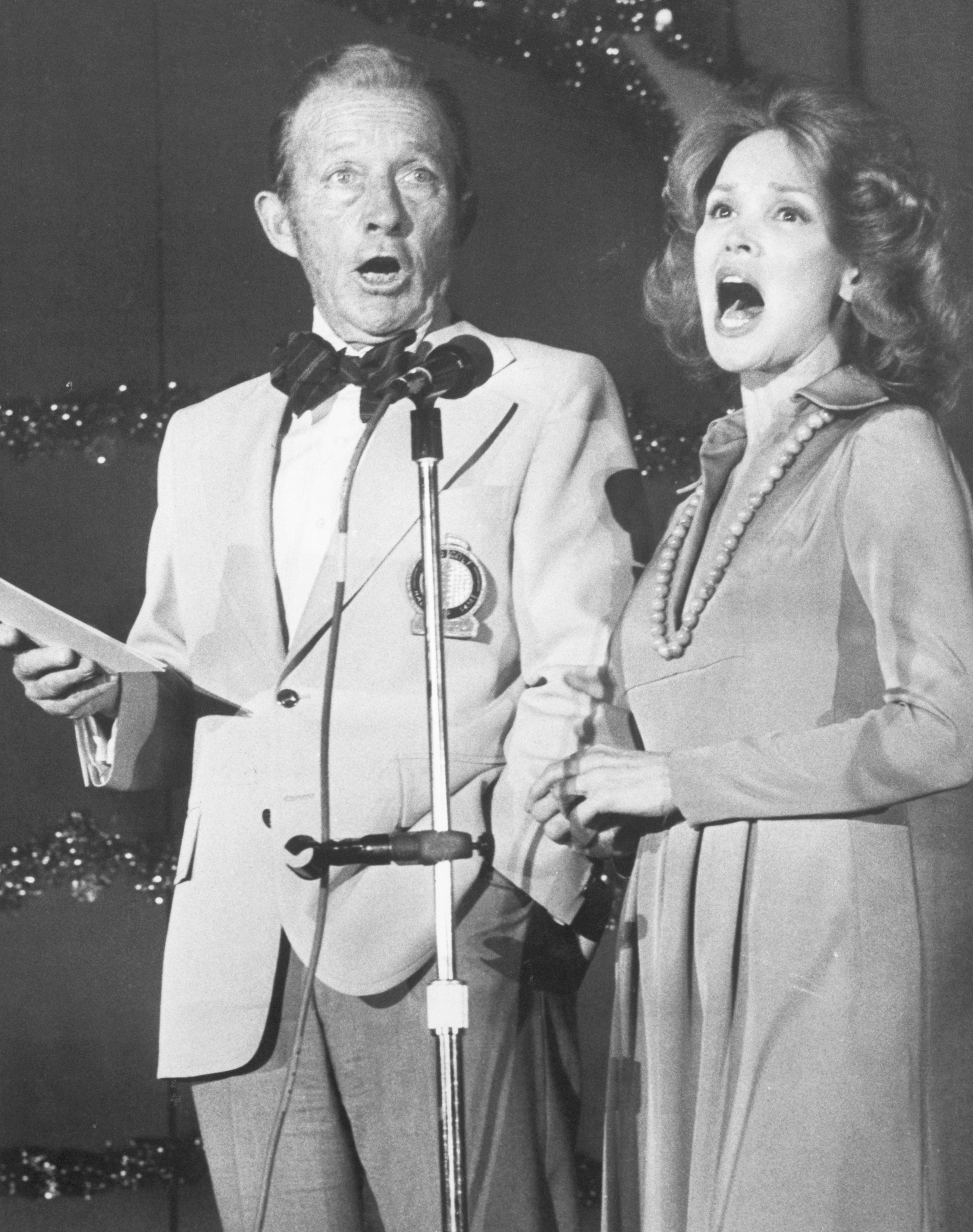 Bing Crosby and Kathryn Crosby at San Francisco's Laguna Honda Hospital on December 22, 1975 | Source: Getty Images