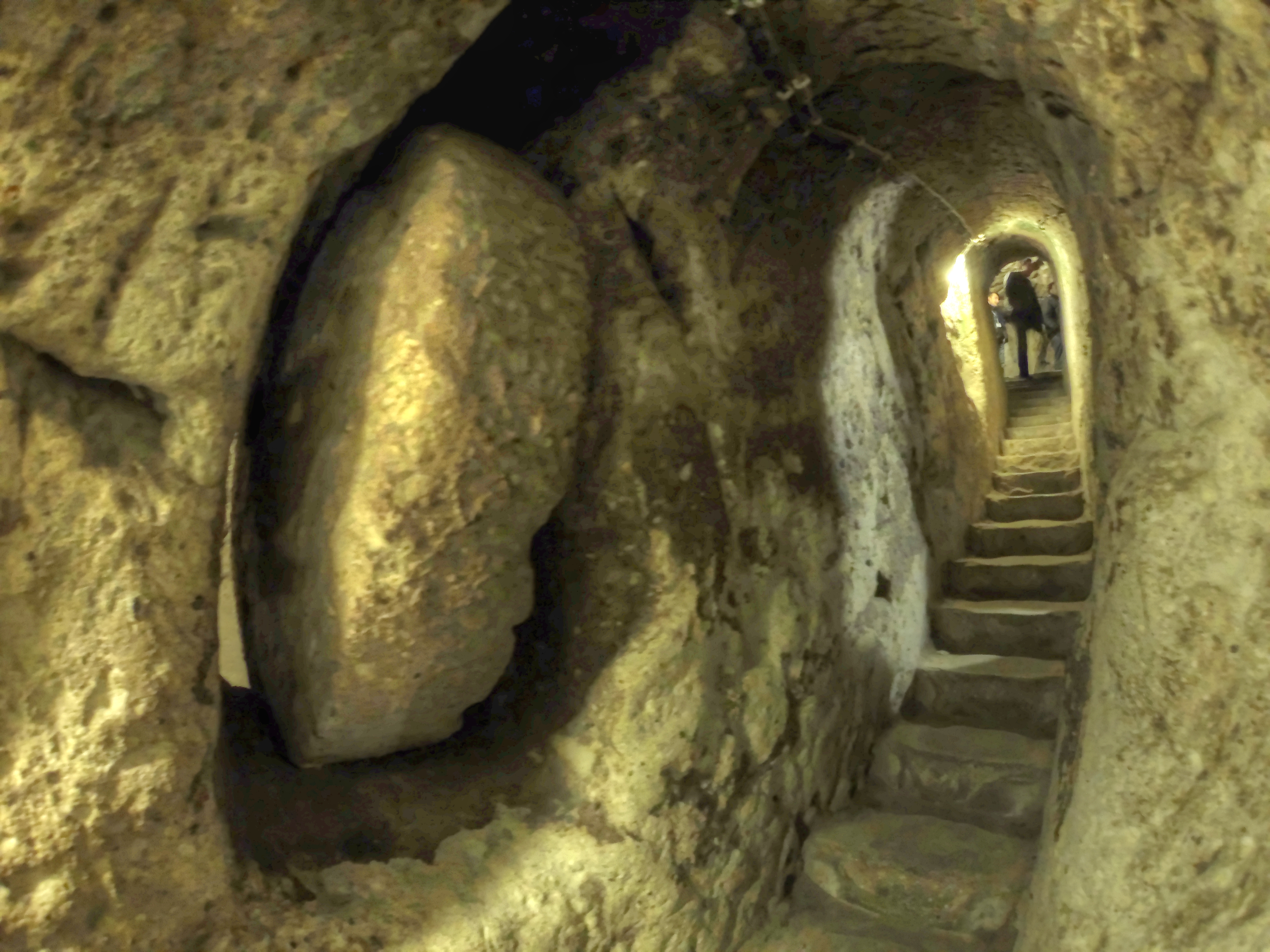 Photo of a passage in the underground city. | Source: Wikimedia Commons/Nevit Dilmen/CC BY-SA 3.0