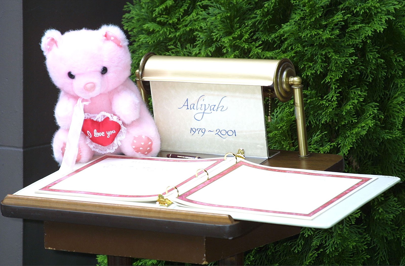 A pink teddy bear beside the guest book Aaliyah in New York. | Source: Getty Images