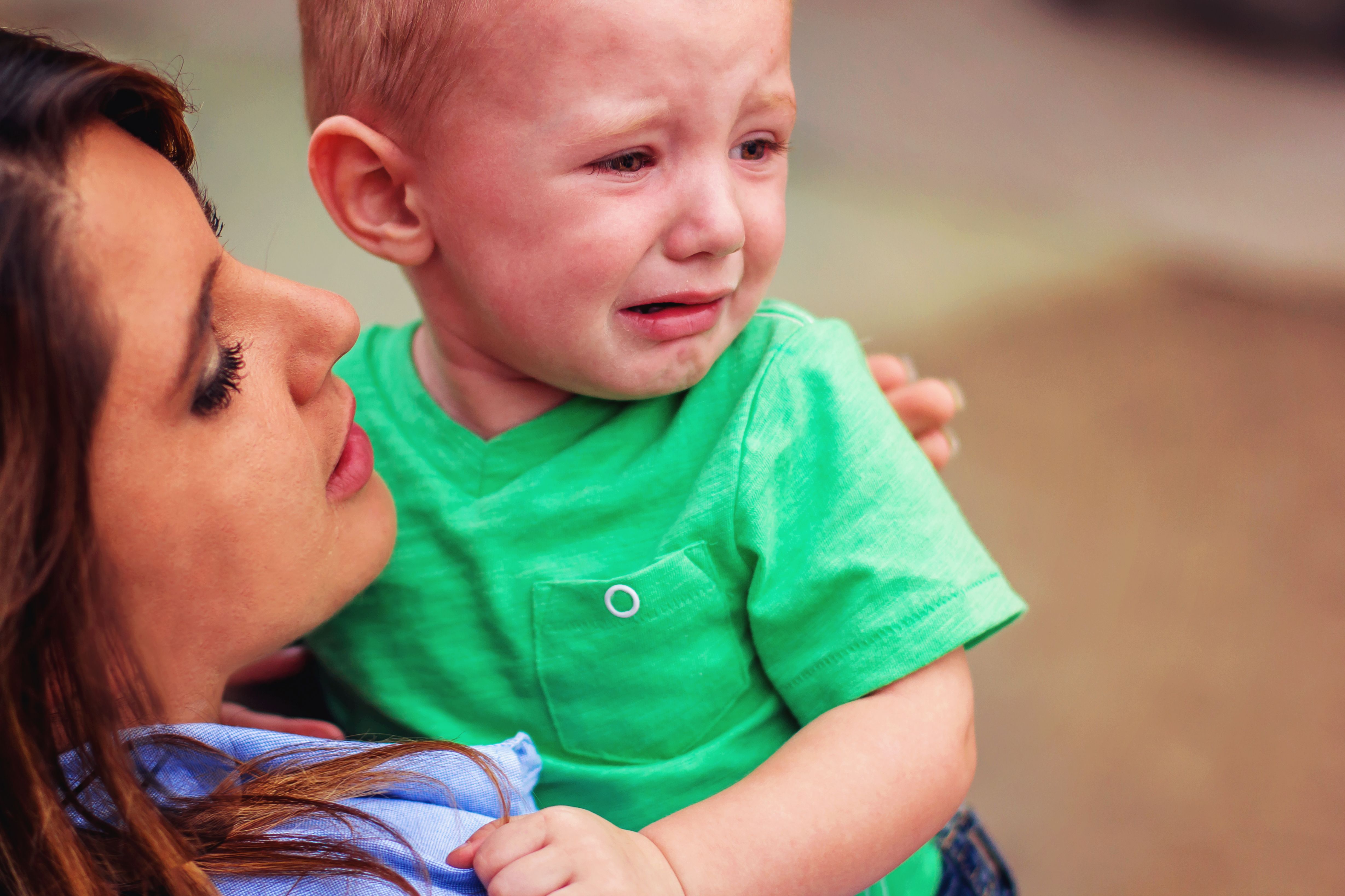 A toddler crying while being carried. | Source: Shutterstock
