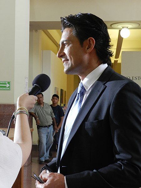 Fernando Colunga durante una conferencia, 22 de agosto de 2012. | Foto: Wikipedia