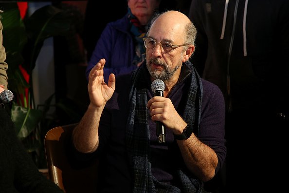 Richard Schiff, qui joue Aaron Glassman, au Stella's Film Lounge : Un questions/réponses en direct avec les réalisateurs et les acteurs de "Clemency" au Stella's Film Lounge le 25 janvier 2019 à Park City, Utah | Photo : Getty Images Richard Schiff, qui joue Aaron Glassman, au Stella's Film Lounge : Un questions/réponses en direct avec les réalisateurs et les acteurs de "Clemency" au Stella's Film Lounge le 25 janvier 2019 à Park City, Utah | Photo : Getty Images