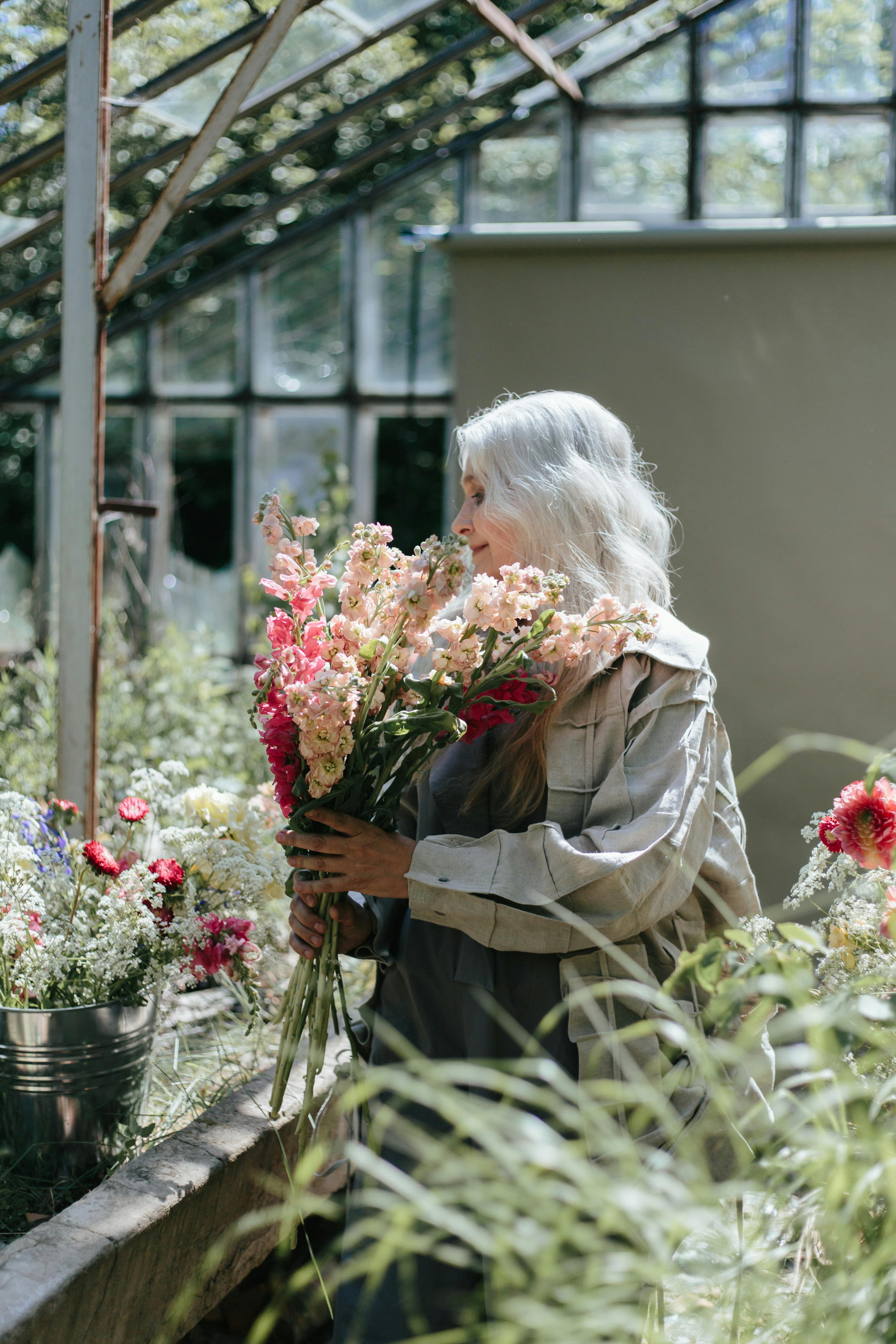 A happy woman holding a bouquet of flowers | Source: Pexels