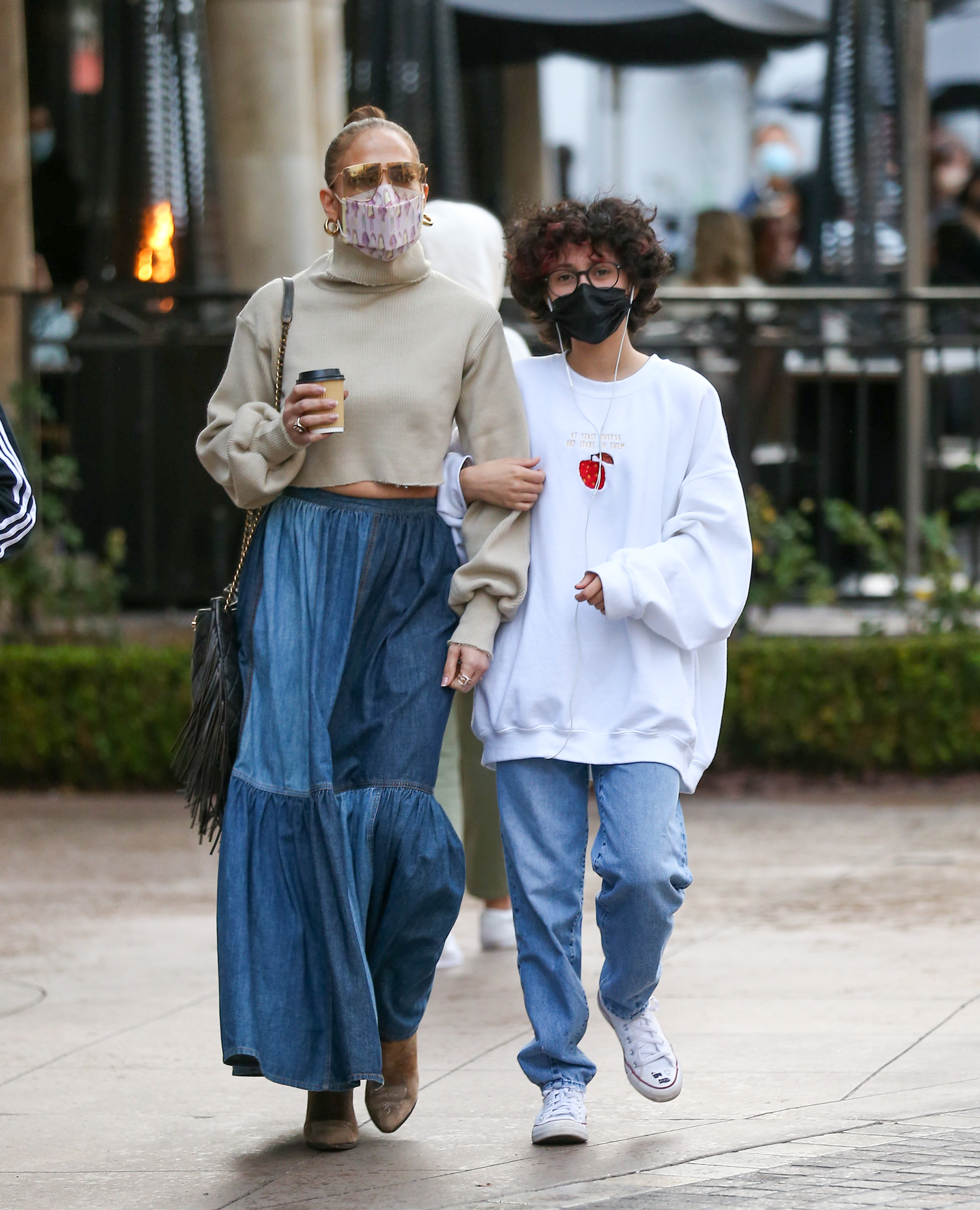Jennifer Lopez y Emme Maribel Muñiz el 15 de enero de 2022 en Los Ángeles, California | Foto: Getty Images