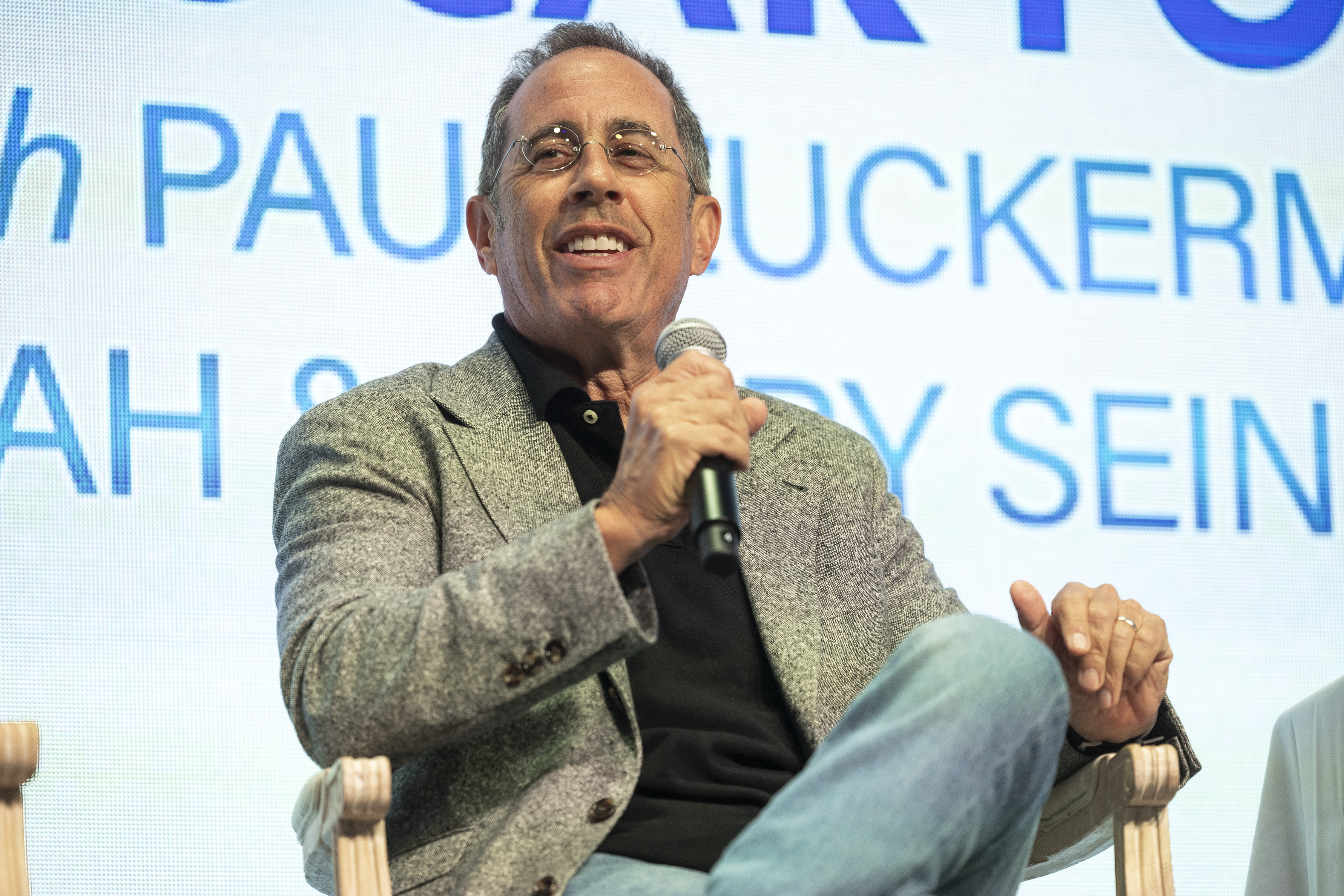 Jerry Seinfeld speaking at the Classic Car Forum during the Pebble Beach Concours d'Elegance on August 19, 2023, in Monterey, California. | Source: Getty Images